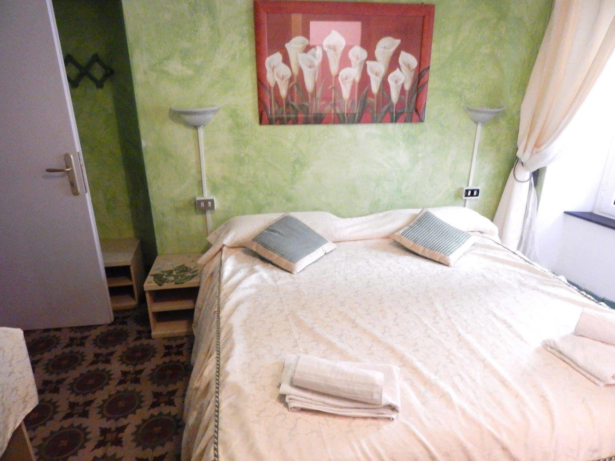 Hotel Glicine Ноли Екстериор снимка