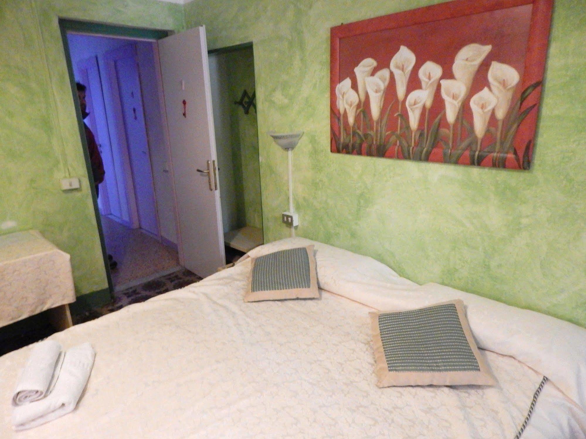 Hotel Glicine Ноли Екстериор снимка